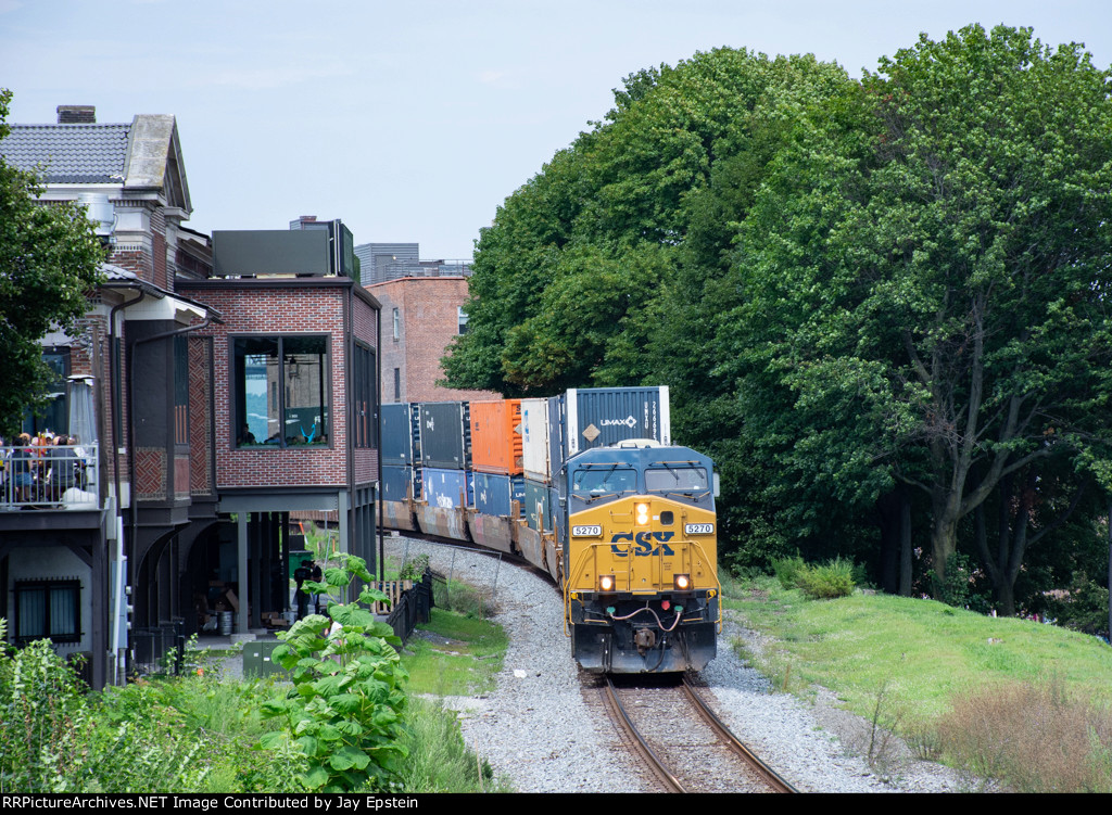 I158 rounds the bend at Newburgh 